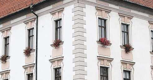 Zdobily roh jihovýchodní ajihozápadní strany radnice, nejlépe tedy byly vidět ze strany od vstupu z Pavelčákovy ulice. Sdružené hodiny jsou mladší než samostatné, vznikly v polovině 19.