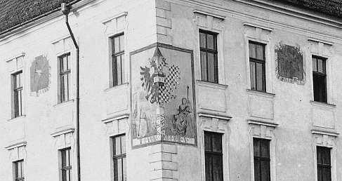 V jejich levé části (z pohledu od Pavelčákovy ulice) byl totiž umístěný jeho monogram. A to na prsou černého orla smečem vpařátu symbolizujícího někdejší znak rakouského císařství.