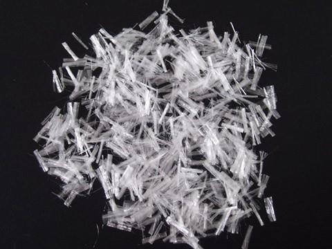Obrázek 1: Fibrilovaná polypropylenová vlákna (vlevo) [2], monofilamentická polypropylenová vlákna (vpravo) [3].