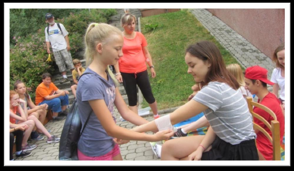 Potom jsme se rozešli na jednotlivá stanoviště, kde jsme plnili úkoly jako první pomoc, zdolávání překážek, přechod zamořeným územím Na závěr jsme procházeli trasu, na které jsme odpovídali na