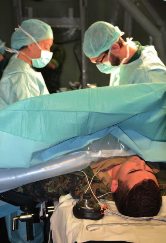 Český stát vysílá do ohrožené oblasti zdravotnický tým polní nemocnice a specialisty biologické ochrany.