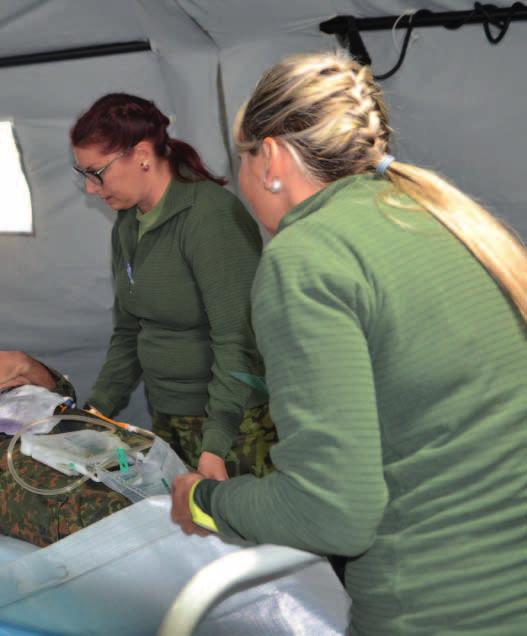 Se šrapnelem v hlavě Voják byl zraněný šrapnelem na tváři, byl přivezen do polní nemocnice ROLE 2 Basic, kde byl vyšetřen, byla mu přidělena kategorie C, což