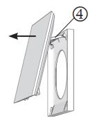 B. Oddělejte klapku z otočného ramene (4) vycvaknutím z předního krytu E.