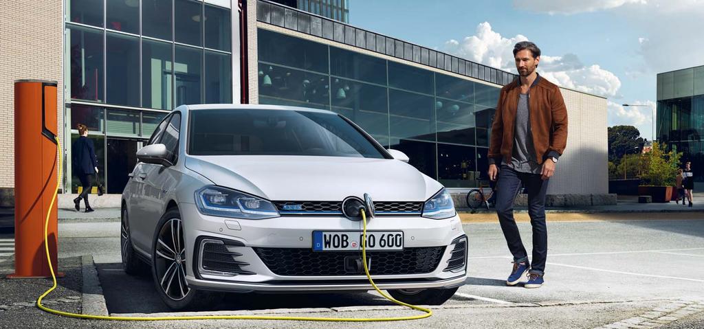 Tandem jede lépe. 01 Ušetřete si cestu k čerpací stanici. Baterii elektromotoru můžete nabít velmi snadno z běžné síťové zásuvky.