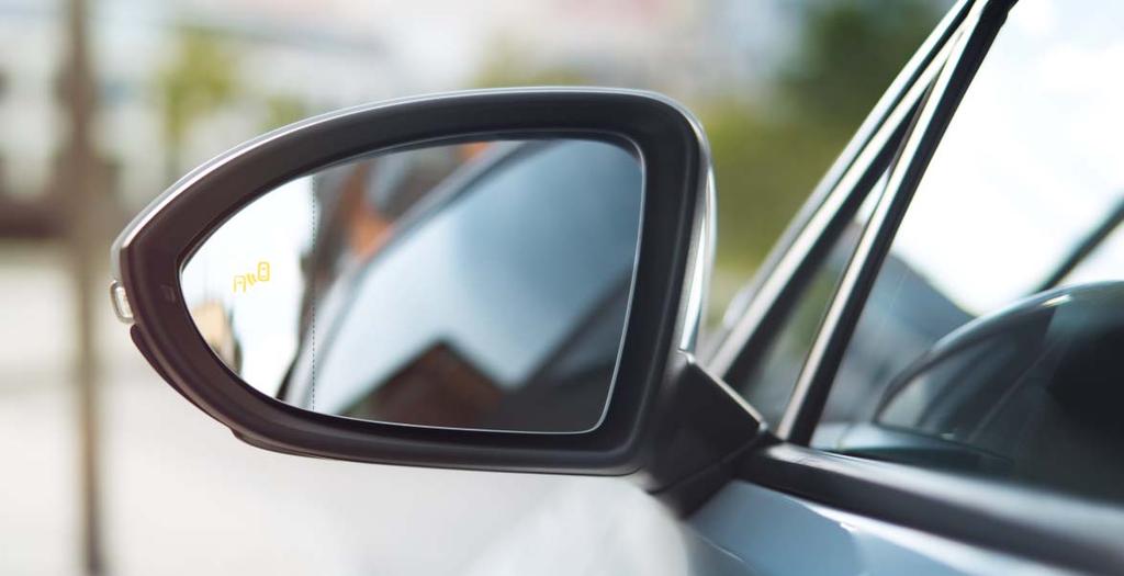 Asistenční systémy 01 Volitelný systém Blind spot senzor s asistentem pro vyparkování včetně asistenta pro udržování vozu v jízdním pruhu Lane Assist varuje v průběhu jízdy před automobily, které se