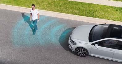 ¹) Systém udržuje automobil v jízdním pruhu a v kombinaci s převodovkou DSG automaticky ovládá pedály plynu a brzdy. Asistent pro jízdu v koloně je součástí Asistenčního paketu.