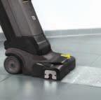 Podlaha je ihned znovu pochůzná. Pro intenzivní čištění lze pomocí nožního pedálu odsávání také vypnout.