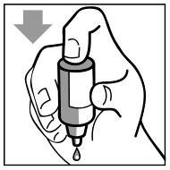 Pokud je po sejmutí krycího víčka bezpečnostní kroužek uvolněný, odstraňte jej před použitím přípravku. Držte lahvičku hrotem dolů mezi palcem a prostředníkem. Zakloňte hlavu.