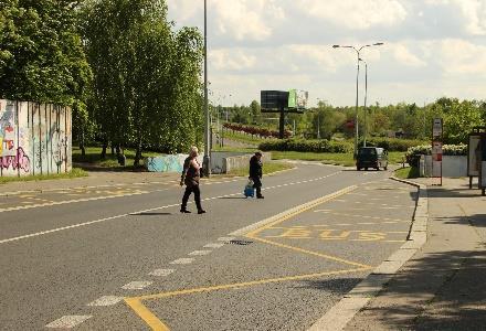 U autobusových zastávek se často zapomíná na zajištění přístupu z druhé strany ulice, u tramvajových ostrůvků pak na zřízení