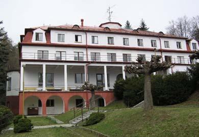 1.6.4 OLÚ TRN JEŽNÍK Odborný léčebný ústav TRN (tuberkulózních a respiračních nemocí) disponuje kapacitou 64 lůžek následné péče, určených pro komplexní lůžkovou léčebnou, ošetřovatelskou,