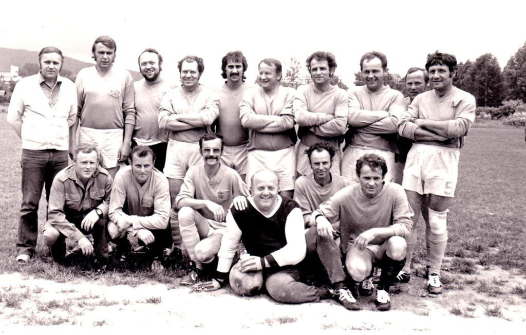 Zleva stojí:václav ŢIŢKA,Jiří FRESSER,Luďa JANDA,František SOMR,Pavel GROLL,Jiří PLASIL,Josef ŠŮSTEK,Jirka MATTES,Josef HORSKÝ,Eman DENK Sleva sedí: Míla DENK,Bronislav
