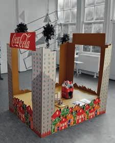 Tato kombinace vyjadřuje, že kdokoli a kdekoli žije, Coca-Cola je vždy ta