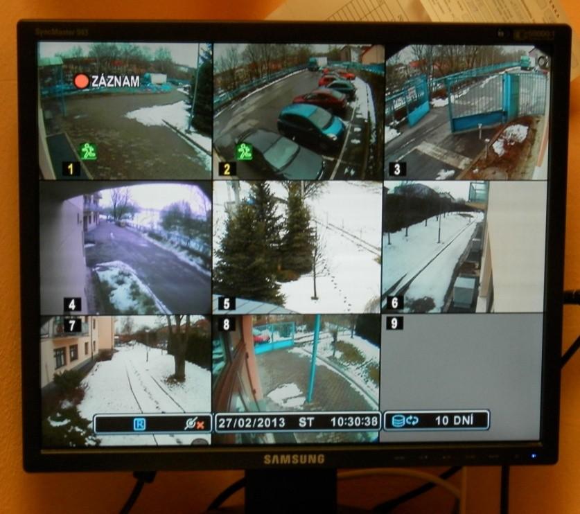 příznivého počasí otevřené pro potřeby klientů, na noční reţim se ale vţdy zamykají. V zimních měsících jsou uzamčené po celý den, s výjimkou zásobování. Zadní brána se neotvírá téměř nikdy.