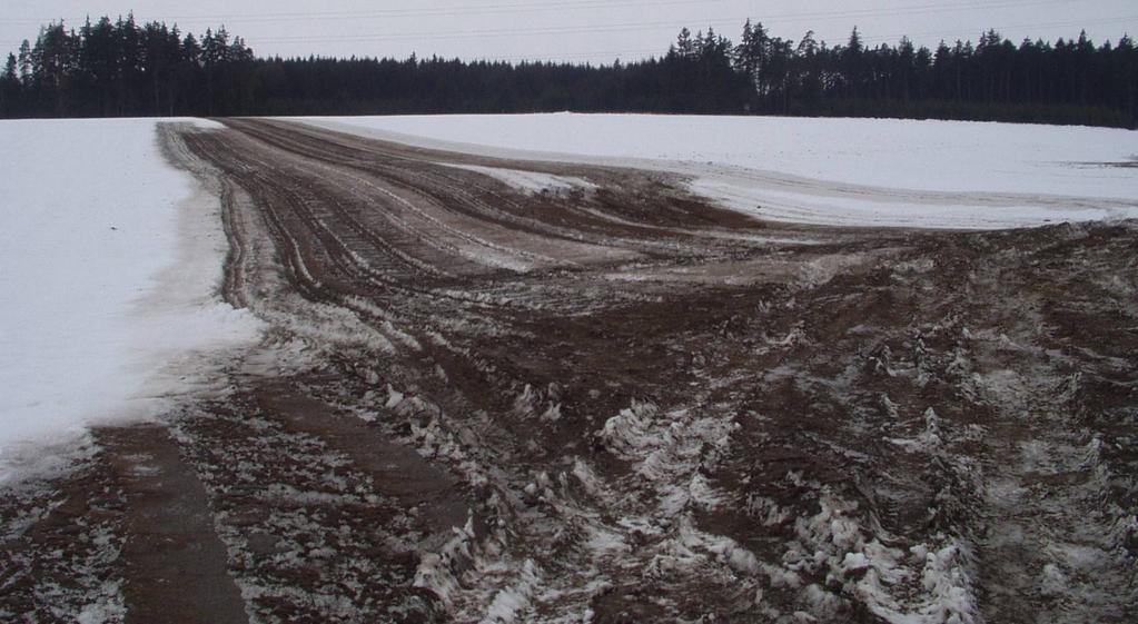 vrstvou sněhu, vyšší než 5 cm nebo promrzlá tak, že povrch půdy do hloubky 5 cm přes den