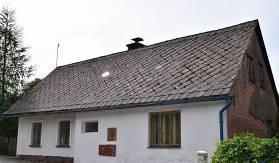 kuchyň, koupelna s WC, schodiště do podkroví - 2x místnost. Zděná stavba se sedlovou střechou, lokální vytápění. Kanalizace do jímky, voda ze studny. K dispozici je i zemní sklep.