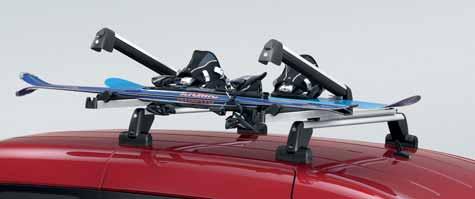 1K0 071 127 Nosič lyží a snowboardů Komfort (Vyobrazeno se základním střešním nosičem) Bezpečná přeprava maximálně šesti párů lyží nebo až čtyř snowboardů.