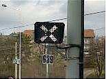 Návěst Kolejnice 49E1 povoluje další jízdu do příslušné kolejové větve: + a) pouze vlakům, jehož všechny vozy jsou označeny piktogramem