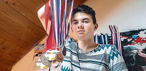 2 27. září 2018 Náchodsko a Rychnovsko Mladý plavecnyní žije naplno, chce jet inaparalympiádu Patnáctiletý Petr Frýba má na rukou méně prstů anedovyvinutou pravou nohu.