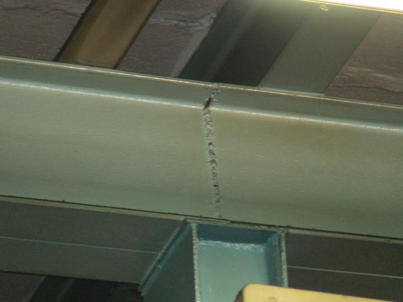 Na horní pásnici průvlaku jsou uloženy stropní nosníky po osových vzdálenostech