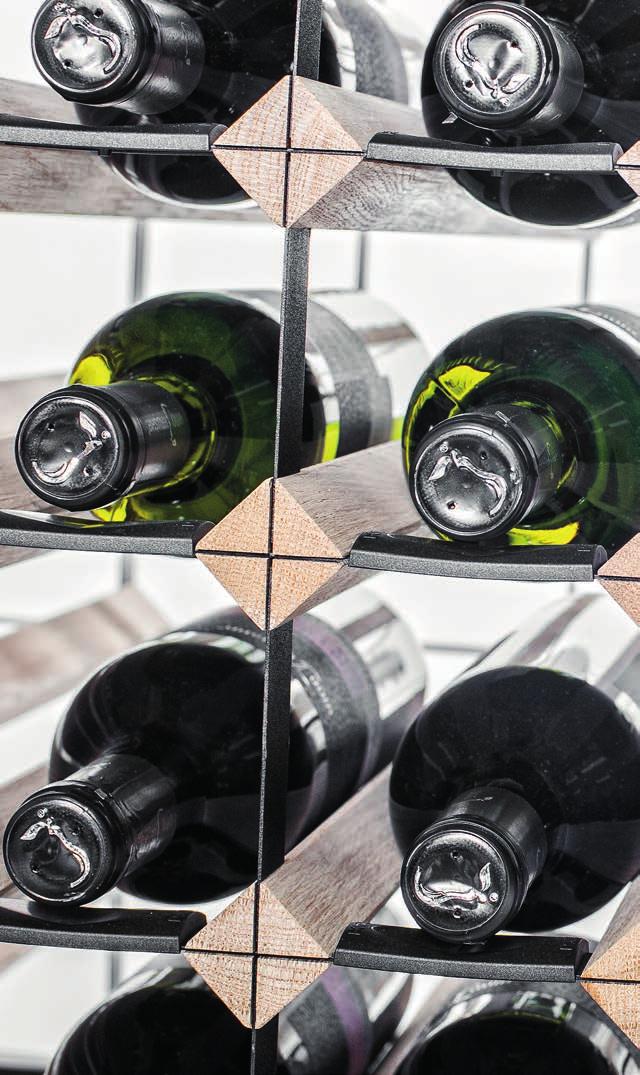 RAXI JE PROSTORNÝ RAXI je mimořádně prostorově úsporný a efektivní systém. Na běžný metr jednoduše umístíte 110 lahví vína. RAXI PRODÁVÁ Systém Raxi zjednodušuje zákazníkům výběr vína.