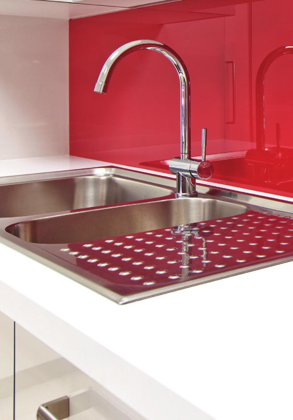 Kuchyňské panely s vysokým leskem Magnolie Bílá Titan Steel Červená Černá Vlastnosti Splashback je technologicky špičkový, vysoce lesklý akrylátový panel, který má vzhled skla, ale oproti skleněným