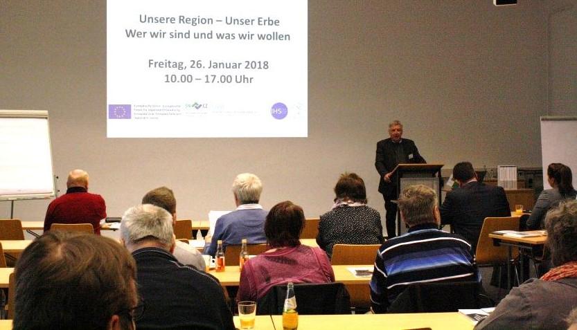 Profesor Albrecht (IWTG) přivítá účastnící se zasedání (níže) Výsledky pracovních skupin Následující tematické oblasti a otázky diskutovali účastnící se zasedání ohledně požadavku na jejich další