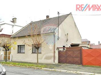 celkové výměře 193 m2. Dům se nachází v klidné části města Kolín v ulici K Vinici nedaleko centra.
