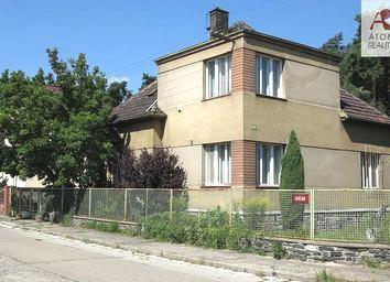 přípojkami pro pračku, samostatná toaleta, schodiště do patra a kotelna s novým plynovým kotlem VAILLANT.