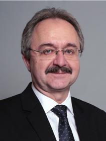 Slovo ředitele Vážení přátelé, žijeme v době tak překotných změn, že důležitost faktických vědomostí nám mnohdy připadá jako málo významná a takřka přebytečná.
