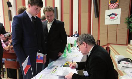 Mimořádně důležitý úkol zpracování výsledků testů byl svěřen studentům, zleva Lukáš Pulec a Jan Sýkora (team č.