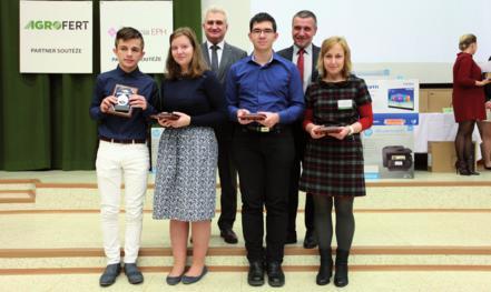 místě se umístilo Gymnázium Olomouc - Hejčín. Zleva stojí pedagožka Mgr.