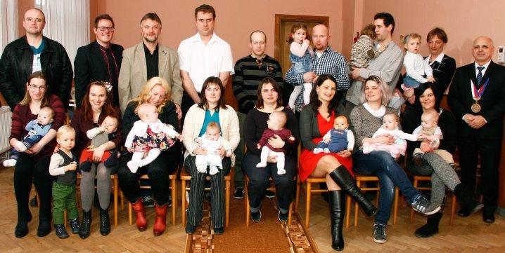 INFORMÁTOR ZPRAVODAJ OBCE ALBRECHTIČKY - květen 2018 informace z obecního úøadu Vítání obèánkù 2018 V nedìli 25. bøezna probìhlo ètvrté Vítání obèánkù.