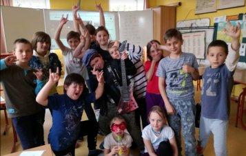 !!!!!!!!!!! Chtìli bychom se také pochlubit druhým roèníkem hudební soutìe naí kolní druiny s názvem STAR GAME II. V osmi kolech si dìti pøipravují pìvecká a taneèní vystoupení na téma jako napø.