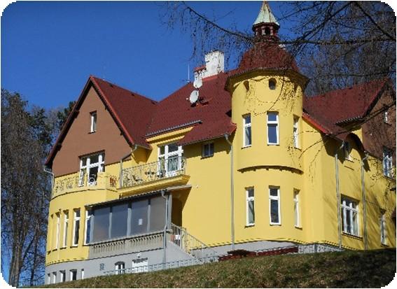 Místa poskytované služby Služba chráněné bydlení je poskytována v objektu v Rumburku (ulice Matějova) s kapacitou 11 klientů, ve čtyřech pronajatých bytech ve Šluknově