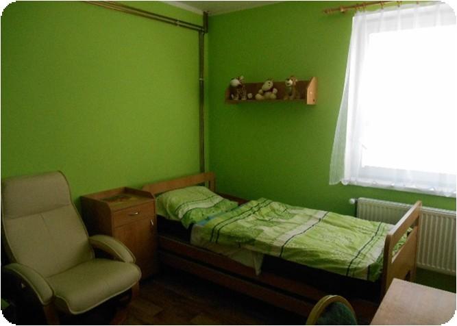 klienty, koupelna, terasa, chodba a obývací pokoj s kuchyní. Ve 2.