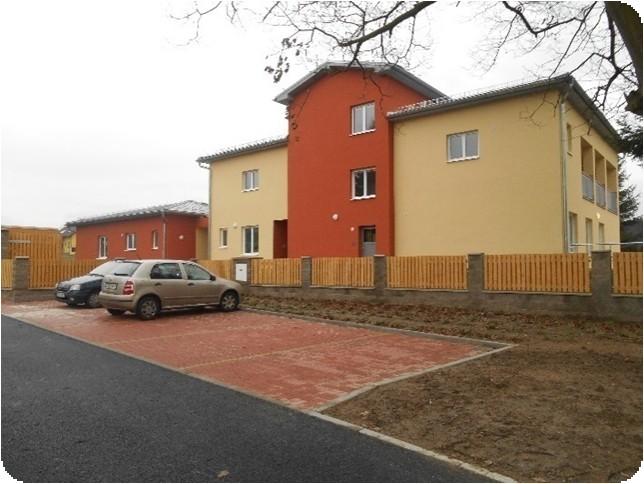 pokoj s jídelnou, kuchyňským koutem, zázemí pro personál, kancelář vedoucího CHB, výtah a společná chodba. Ve 2. NP je domácnost CHB pro 6 klientů.