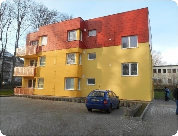Celý objekt je bezbariérový. Středisko v ulici Rumburská, Šluknov - v 1. NP se se nachází společná chodba, technická místnost, úklidová místnost, WC s předsíní, výtah, schodiště do 2.