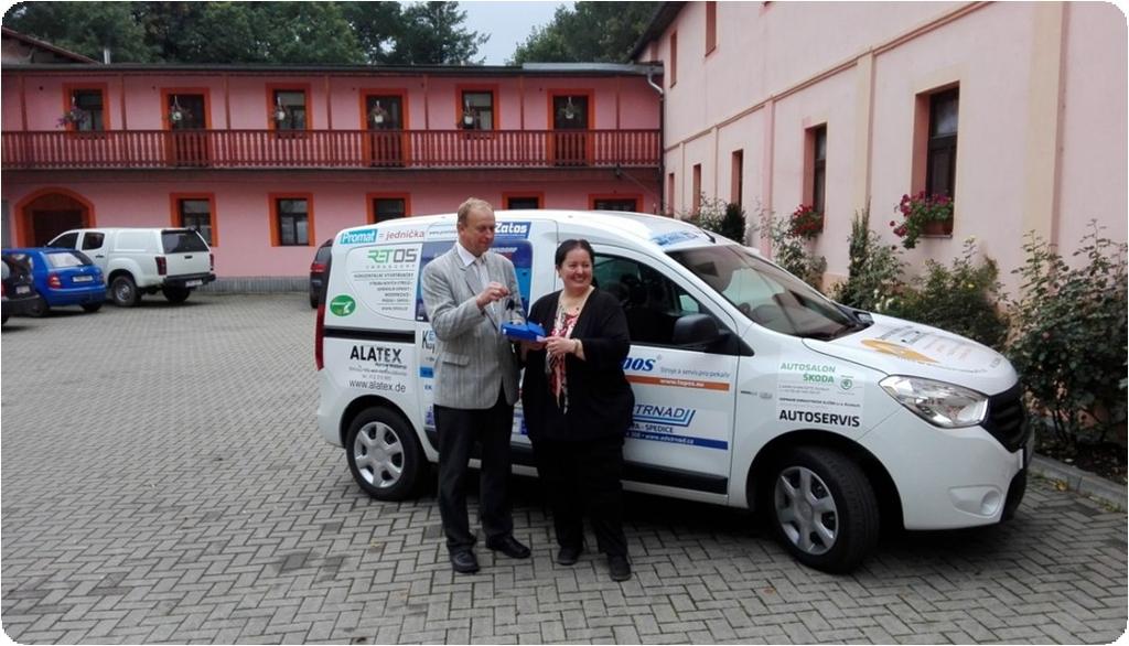 Věře Bršlicové, ředitelce Domova bez hranic Rumburk, příspěvkové organizaci, za firmu Kompakt, spol. s r.o. Poděbrady pan Břetislav Božoň.
