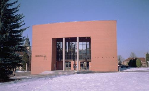 Naše nová škola Nová ZUŠ se začala stavět v říjnu 2001 a byla slavnostně otevřena 30.ledna roku 2003.