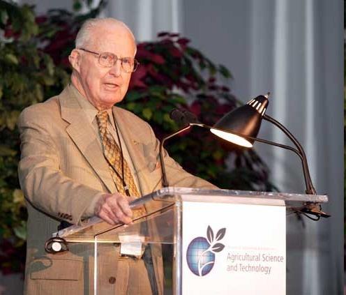 Norman Ernest Borlaug (1914-2009) americký agronom, známý také