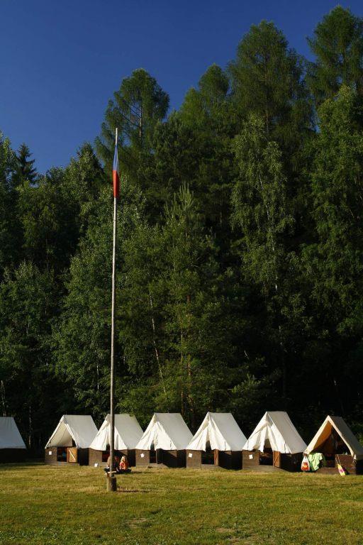 Zázemí tábořiště 25 stanů s dřevěnou podsadou