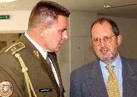 1. 2000 12 K 1. 1. 2003 15/21 V čele mise je voják v hodnosti brigádního generála.