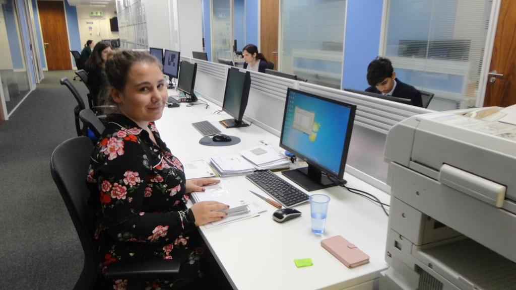 Vyšší odborná škola obor ekonomicko-právní činnost a zahraniční obchod náplň: - vkládání dat do interní databáze, práce s databází klientů, Excel - příprava prezentací v PowerPointu - administrativní