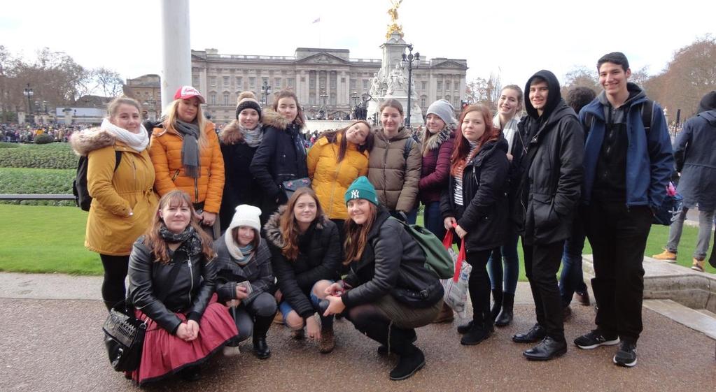 na Oxford Street v předvánočních nákupech.
