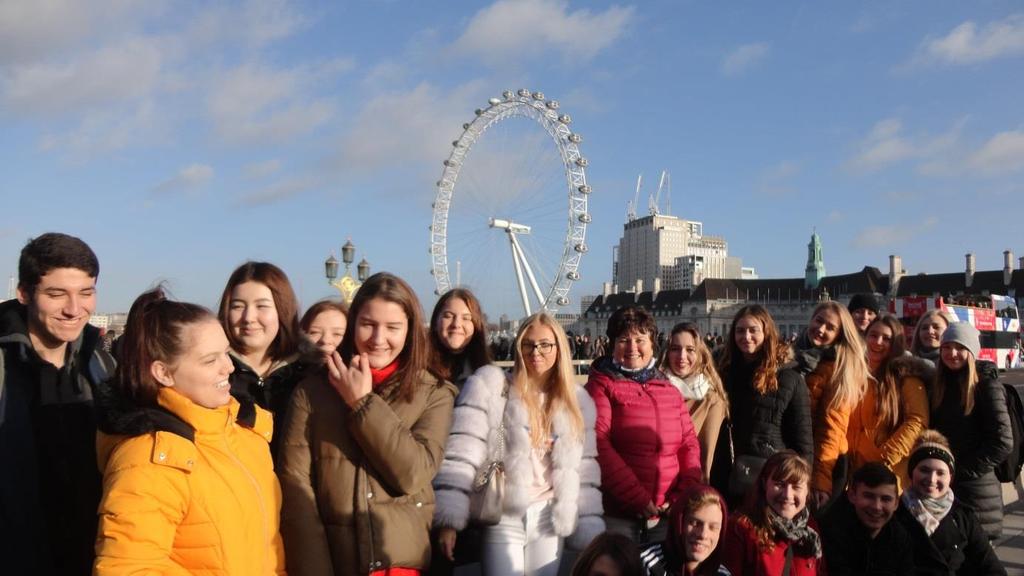 Na Westminster Bridge před London Eye. Na Trafalgar Square. V Brně 19.