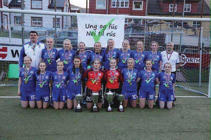 Føroyameistarar 2015, Gentur U17: KÍ Klaksvík Mynd: Oliver Joensen/Norðlýsið Føroyameistarar 2015, Gentur U17: KÍ (liðið á seinasta dómaraseðilinum) Randi á Bergi, Masa Kallsberg, Gudny Johannesen,