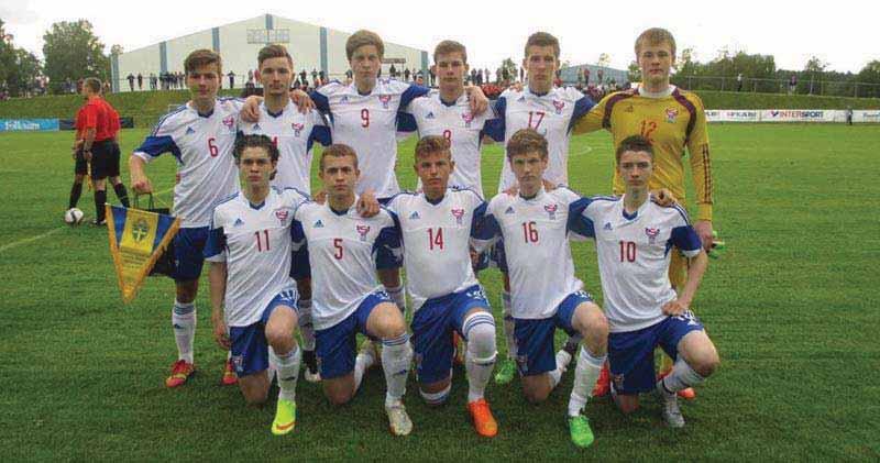 Í seinna hálvleiki komu hesir á vøllin: 9. Hans Jákup Annfinsson, 11. Niklas Kruse, 13. Aksel Danielsen, 14. Albert Theis Nielsen, 16. Magnus Holm Jacobsen og 18. Kristian Michelsen.
