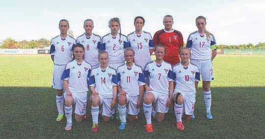 Á beinkinum: 12. Annika Dam (GK), 5. Gudrid Thomsen, 13. Lisa Joensen og 16. Sólrun Thomsen. Venjarar: John Petersen og Ingun Hansen. Eftir dystin varð farið aftur á hotellið.