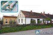 Vesnický rodinný dům s navazující zahradou s drobnými hospodářskými přístavbami (kolna, chlívek, sklad) v okrajové části obce, stavebně navazující na budovu sousedního RD.