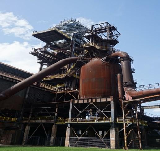 Obrázek 11: První vysoká pec s nástavbou Bolt tower (foto autor, 2018) Prohlídková trasa Samotná prohlídková trasa začíná u jeřábové dráhy, kam byl kdysi dovážen kovový šrot na recyklaci.